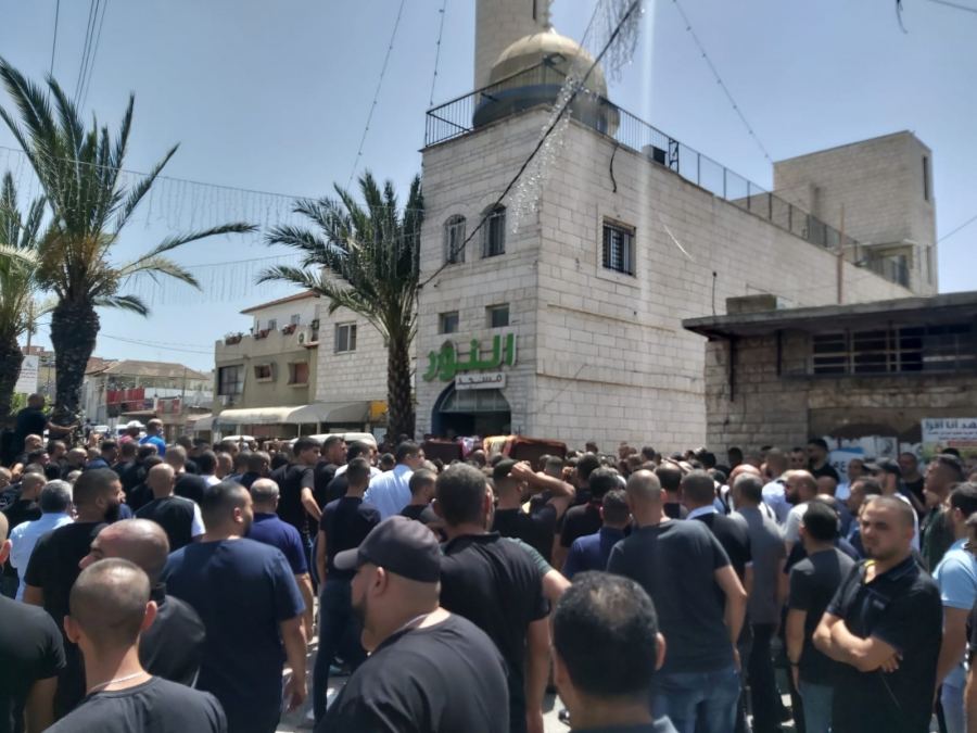 كفر قرع : جماهير غفيرة تشارك بجنازة احمد ومؤنس ابو فنه